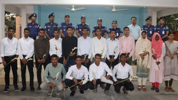 জয়পুরহাটে স্বচ্ছতা ও যোগ্যতার ভিত্তিতে পুলিশে চাকরি পেল ১৩ জন