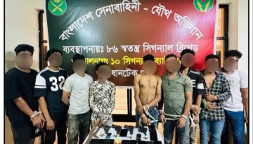 রাজধানীর মাটিকাটায় সেনাবাহিনীর সন্ত্রাসবিরোধী অভিযানে অস্ত্র ও গোলাবারুদসহ ১০ সন্ত্রাসী গ্রেফতার