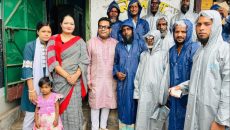 রিকশাচালকদের রেইনকোট দিয়ে প্রশংসায় ভাসছে বিজয়ীর ফাউন্ডার তানিয়া ইশতিয়াক