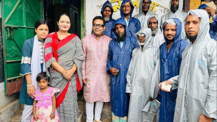 রিকশাচালকদের রেইনকোট দিয়ে প্রশংসায় ভাসছে বিজয়ীর ফাউন্ডার তানিয়া ইশতিয়াক