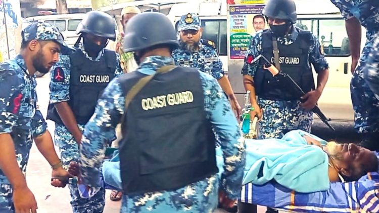 ভোলায় যাত্রীবাহী লঞ্চে গুরুতর অসুস্থ ব্যক্তিকে চিকিৎসা সেবা দিয়েছে কোস্ট গার্ড