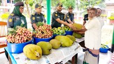 মাগুরা জেলখানায় কারাবন্দীদের মাঝে মৌসুমী ফল বিতরণ