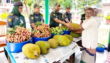 মাগুরা জেলখানায় কারাবন্দীদের মাঝে মৌসুমী ফল বিতরণ