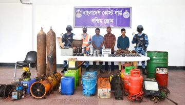 মোংলায় কোস্ট গার্ডের অভিযানে ডাকাতি হওয়া জাহাজের ডাকাত আটক