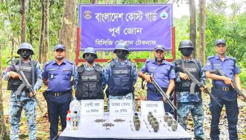 টেকনাফে যৌথ অভিযানে পার্কের ভেতর থেকে হ্যান্ড গ্রেনেড ও গুলি উদ্ধার