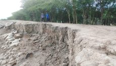 কয়রায় বেড়িবাঁধে ভাঙ্গন, উৎকণ্ঠায় এলাকাবাসী