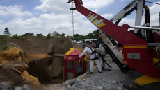 দক্ষিণ আফ্রিকায় সোনার খনিতে আটকা ২৮৯ শ্রমিক