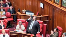 অস্ট্রেলিয়ায় জুতায় বিয়ার ঢেলে পান করে রাজনীতিকে বিদায় জানালেন এমপি