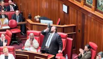 অস্ট্রেলিয়ায় জুতায় বিয়ার ঢেলে পান করে রাজনীতিকে বিদায় জানালেন এমপি