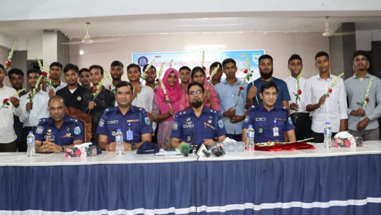 লালমনিরহাটে ১২০ টাকায় ১৭ জনের পুলিশে চাকরি