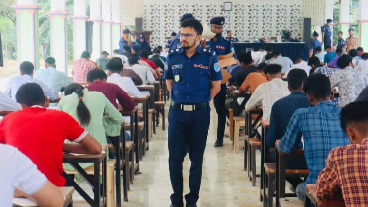 শরীয়তপুরে টিআরসি নিয়োগের লিখিত পরীক্ষা অনুষ্ঠিত