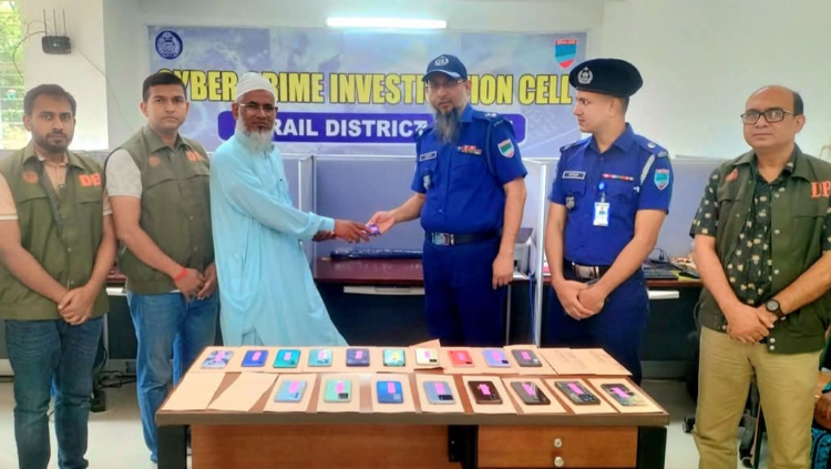 নড়াইলে উদ্ধারকৃত টাকা ও মোবাইল ফিরিয়ে দিলেন পুলিশ সুপার