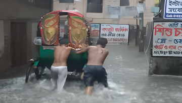 টানা বৃষ্টিতে রাজধানীর অলিগলিতে হাঁটু পানি, দুর্ভোগে মানুষ