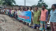 শাকবাড়িয়া নদী উন্মুক্তকরণের দাবিতে কয়রায় মানববন্ধন