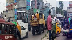 ঈদ শেষে ঢাকায় ফিরতে জনস্রোত, টাঙ্গাইল মহাসড়কে যানজট ও ভাড়াবৃদ্ধিতে চরম দুর্ভোগ
