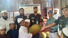 মাগুরায় এতিম শিশুদের মাঝে মৌসম ফল বিতরণ জেল সুপারের