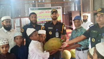 মাগুরায় এতিম শিশুদের মাঝে মৌসম ফল বিতরণ জেল সুপারের