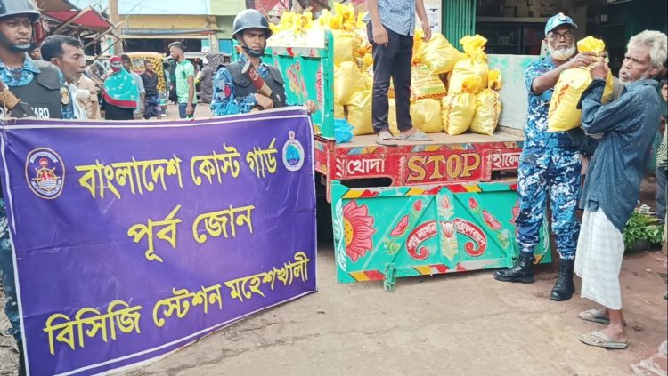 কক্সবাজারের মহেশখালীতে বন্যার্তদের মাঝে ত্রাণ বিতরণ করেছে কোস্ট গার্ড