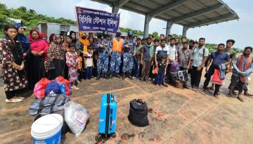 ভোলার মাঝে চরে ইঞ্জিন বিকল হয়ে মেঘনায় ভাসতে থাকা অর্ধশতাধিক যাত্রী উদ্ধার