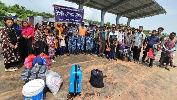 ভোলার মাঝে চরে ইঞ্জিন বিকল হয়ে মেঘনায় ভাসতে থাকা অর্ধশতাধিক যাত্রী উদ্ধার