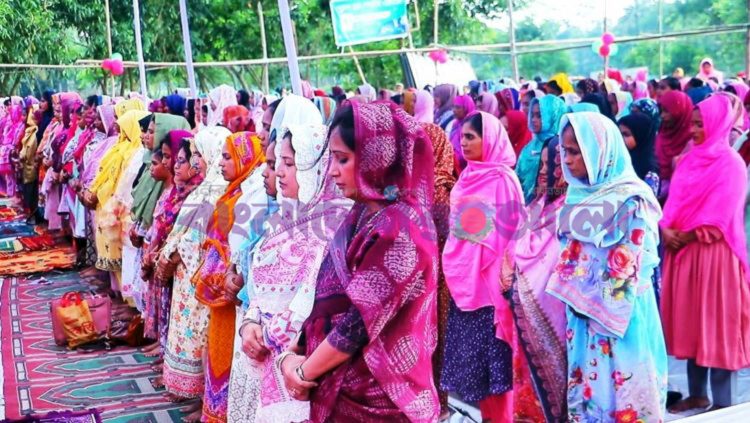 নোয়াখালীতে ঈদের জামায়াতে নারী মুসল্লির ঢল