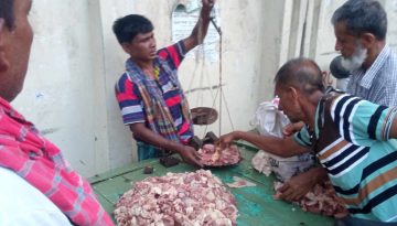রাজশাহীতে বাড়ী বাড়ী থেকে পাওয়া কোরবানির মাংস বিক্রী হচ্ছে খোলা বাজারে