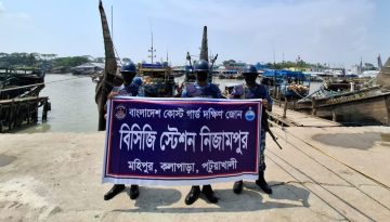 পটুয়াখালীতে ৩ টি অবৈধ ট্রলিং বোট জব্দ করেছে কোস্ট গার্ড