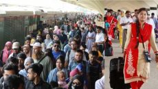 নেই স্বাস্থ্যবিধির বালাই, কমলাপুরে ট্রেনে ফিরতি যাত্রীদের ঢল