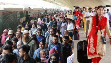 নেই স্বাস্থ্যবিধির বালাই, কমলাপুরে ট্রেনে ফিরতি যাত্রীদের ঢল