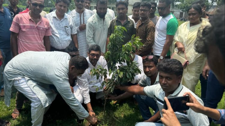 ঈদুল আযহা উপলক্ষে মাসব্যাপী বৃক্ষরোপন কর্মসূচিতে যুবদল নেতা জুয়েল