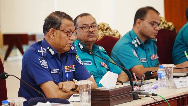 ডিউটি পোস্টে মোবাইল ব্যবহার নিষেধ করলেন আইজিপি