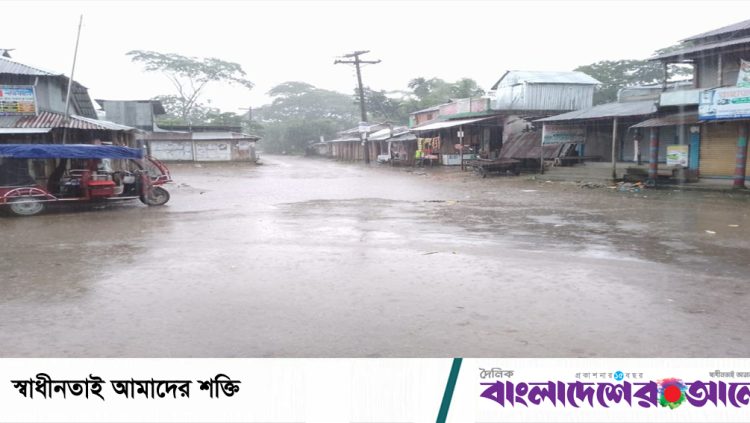 টানা বৃষ্টিতে বিপর্যস্ত পটুয়াখালী উপকূল: থমকে গেছে জনজীবন
