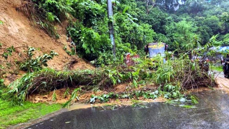 খাগড়াছড়িতে পাহাড় ধস, বর্ষণে লংগদু বিচ্ছিন্ন, আশ্রয়কেন্দ্রে মানুষ