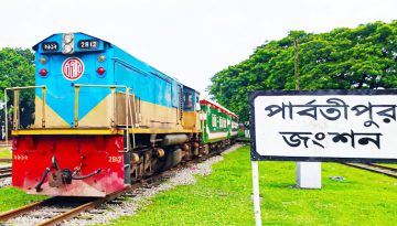 দিনাজপুরে ট্রেনের ছাদ থেকে পড়ে তরুণের মৃত্যু