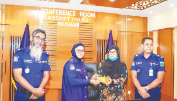 উদ্ধার হওয়া ৫৬টি মোবাইল ফোন ফিরিয়ে দিলেন রাজশাহীর পুলিশ সুপার