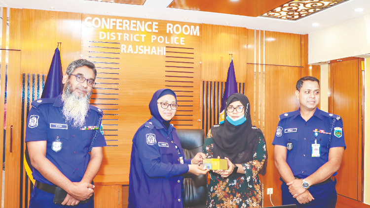 উদ্ধার হওয়া ৫৬টি মোবাইল ফোন ফিরিয়ে দিলেন রাজশাহীর পুলিশ সুপার