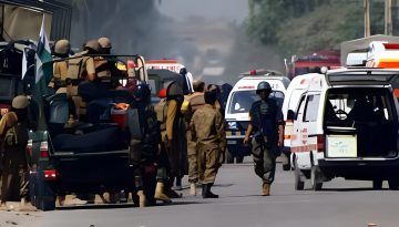 পাকিস্তানে আত্মঘাতী গাড়ি বোমা হামলায় ১৩ সেনা নিহত