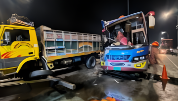 পদ্মা সেতুতে বাস-ট্রাক সংঘর্ষ, নিহত ২