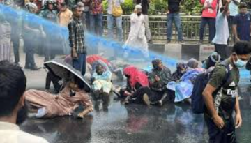 প্রেসক্লাবের সামনে আন্দোলনকারীদের ওপর জলকামান-সাউন্ড গ্রেনেড নিক্ষেপ