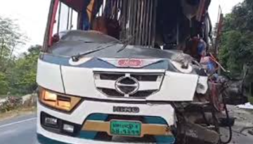 দাঁড়িয়ে থাকা ট্রাকের পিছনে বাসের ধাক্কা, নিহত ৫