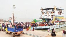 ঘরমুখো মানুষের ঢল, চাপ বেড়েছে পাটুরিয়া ফেরিঘাটে