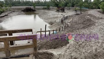 কয়রায় স্লুইসগেট ধসে জনজীবনে ভীতি, দ্রুত মেরামতের দাবি