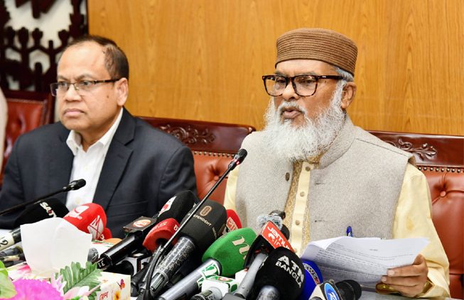 সরকারি হাজীদের ৮ কোটির বেশি টাকা ফেরত দেবে সরকার: ধর্ম উপদেষ্টা