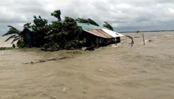নিম্নচাপের প্রভাবে পটুয়াখালীর নিচু এলাকা প্লাবিত, ভাঙছে বাঁধ