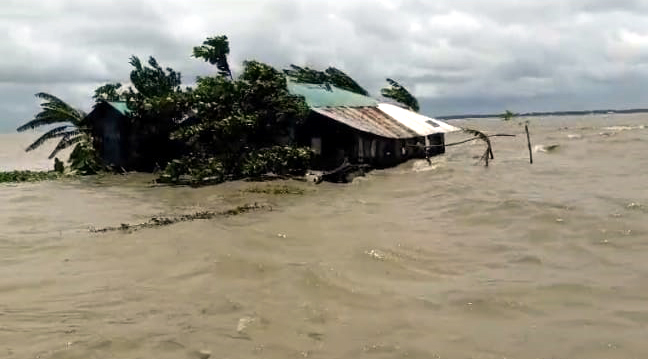 নিম্নচাপের প্রভাবে পটুয়াখালীর নিচু এলাকা প্লাবিত, ভাঙছে বাঁধ