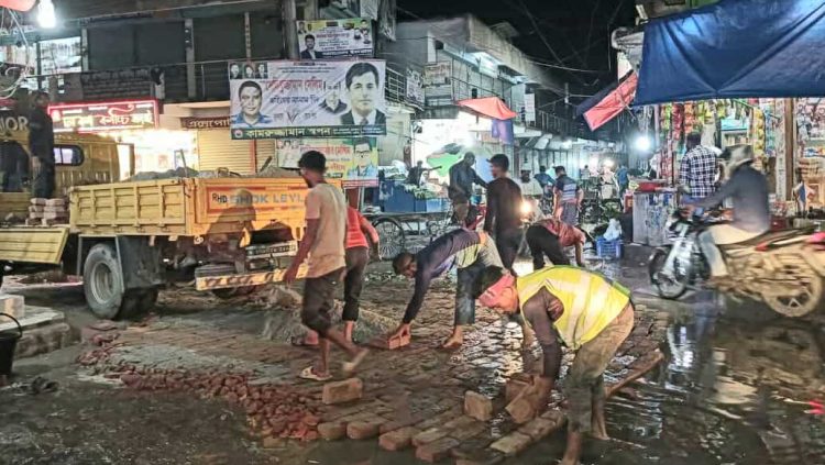 দৈনিক বাংলাদেশের আলো পত্রিকায় সংবাদ প্রকাশের পর শুরু মুকসুদপুর পৌর সড়কের সংস্কার