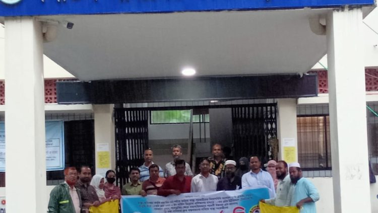 ফেনীতে ৬ দফা দাবিতে স্বাস্থ্য সহকারীদের অবস্থান কর্মসূচি পালন