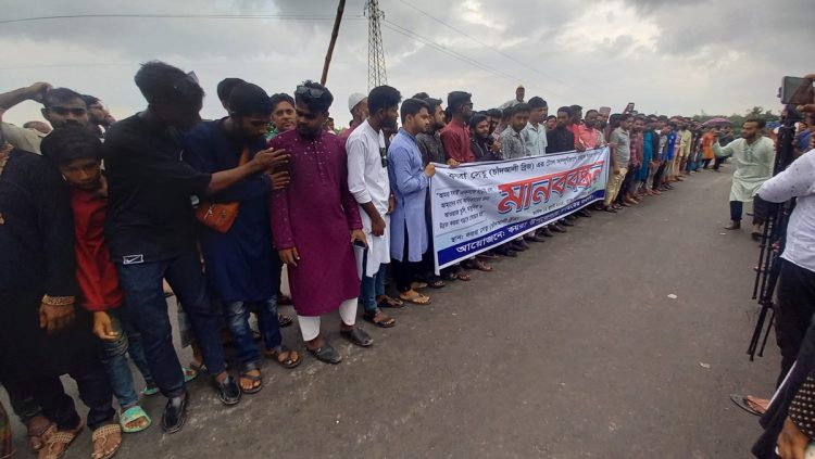 কয়রায় চাঁদআলী সেতু টোলমুক্ত করার দাবিতে বিক্ষোভ-মানববন্ধন