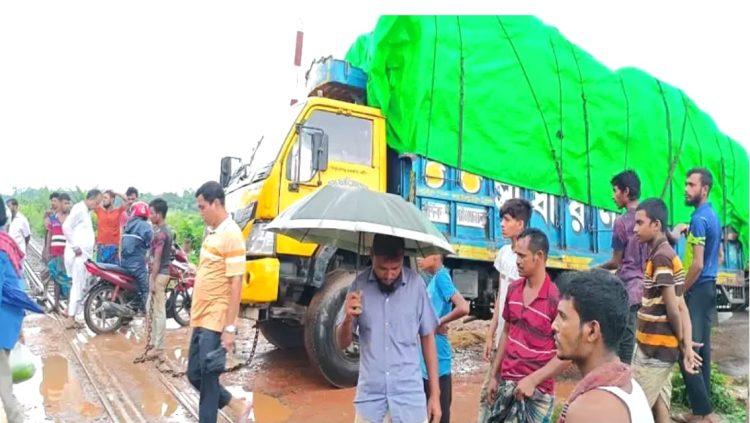 কালিয়াকৈরে রেললাইনে বিকল ট্রাক, ৩ ঘণ্টা বন্ধ থাকার পর ট্রেন চলাচল স্বাভাবিক