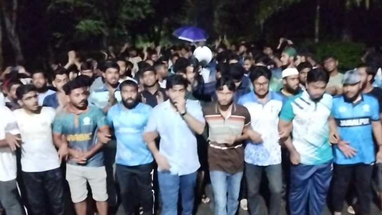 রাজাকার! রাজাকার!- স্লোগানে মধ্যরাতে উত্তাল ইবি